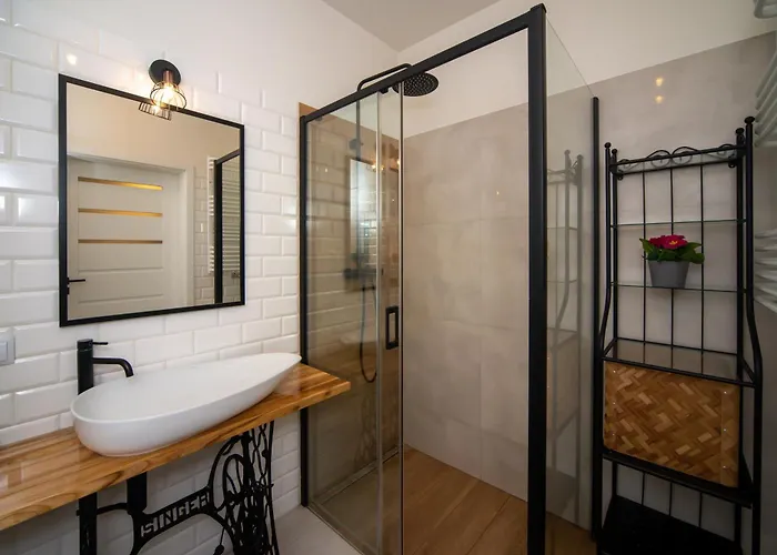 Maya's Flats & 62 - 3 Danzig